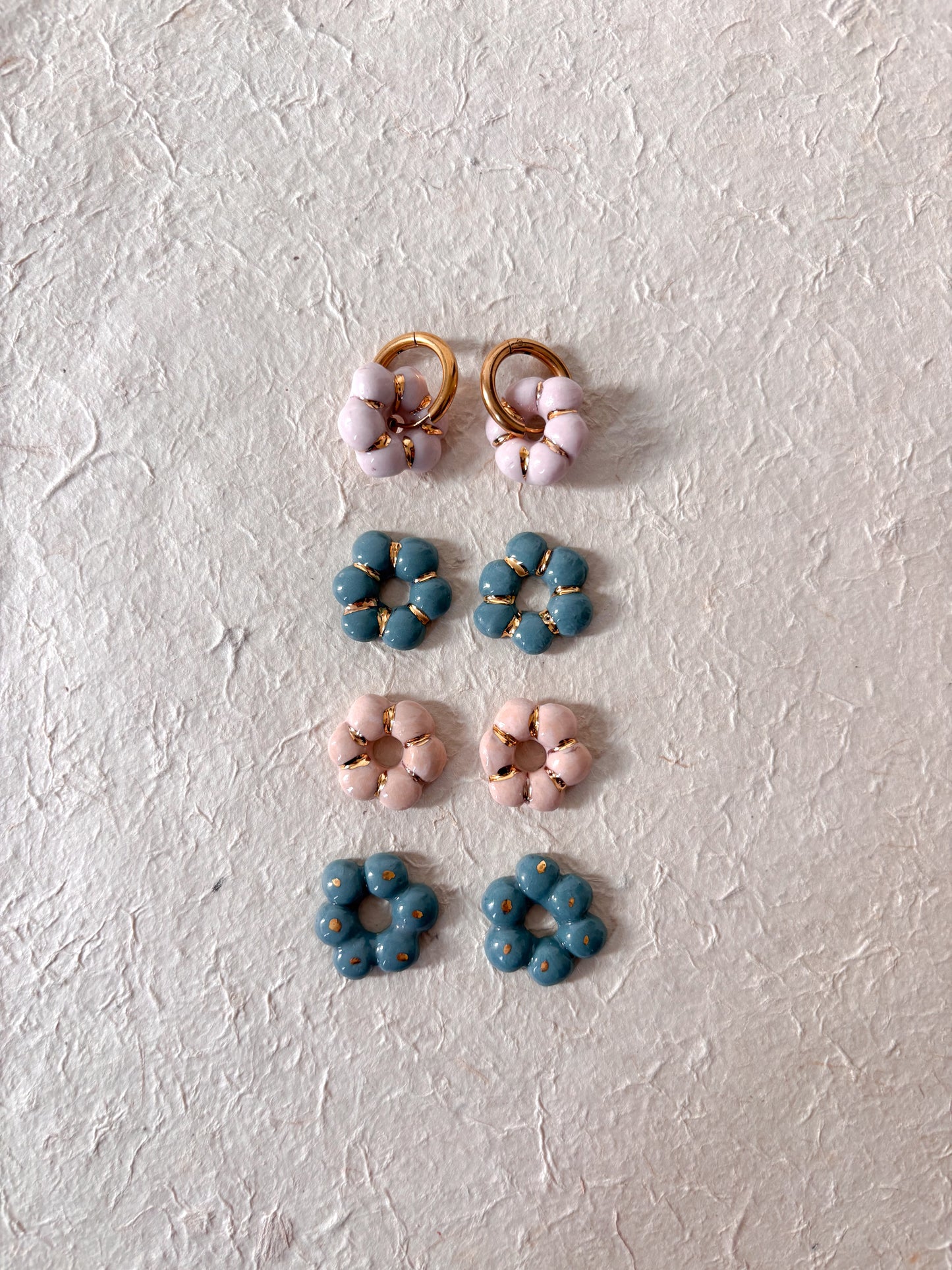 Boucles d’oreilles “Marguerite »– Porcelaine coloré et or