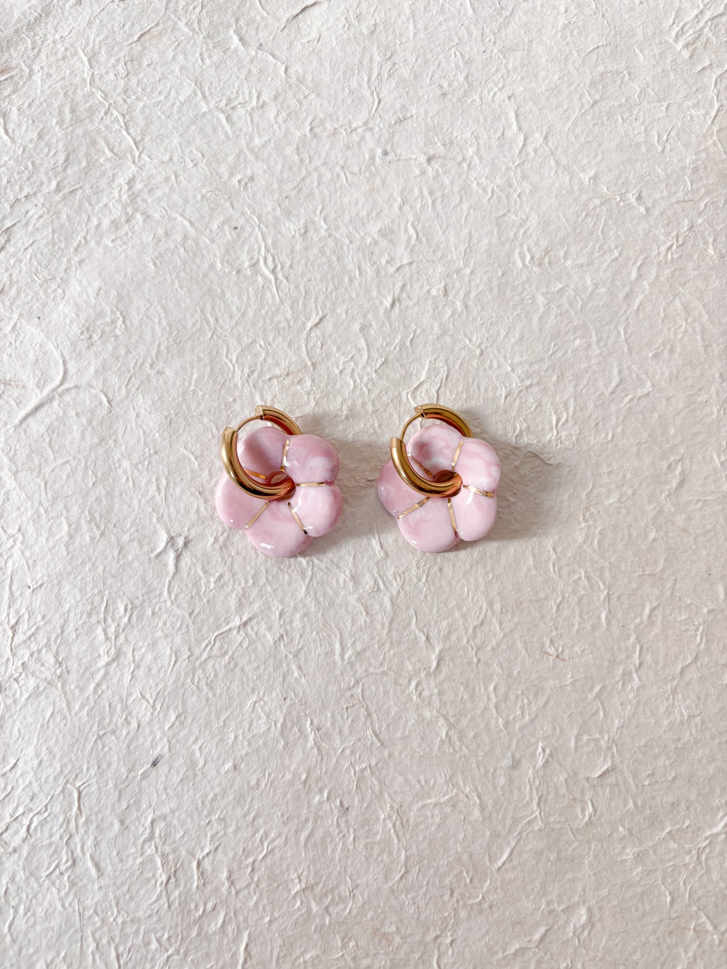 Boucles d’oreilles en porcelaine « Pensée » – Marbré rose et blanc et ligne or