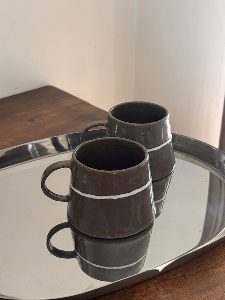 Tasse à café grise et blanche