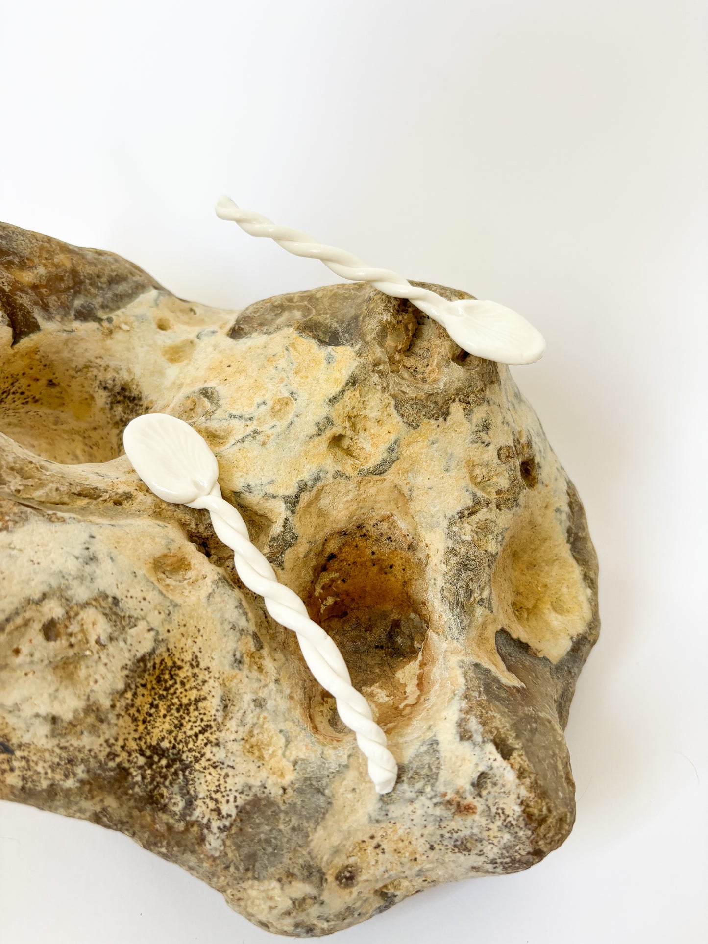 Cuillère en porcelaine – Manche torsadé & motif coquillage