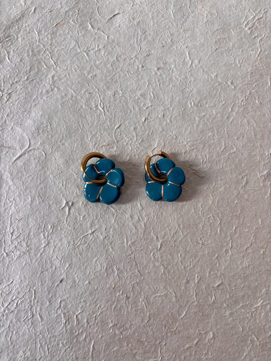 Boucles d’oreilles en porcelaine « Pensée » – Bleu profond et ligne fine or
