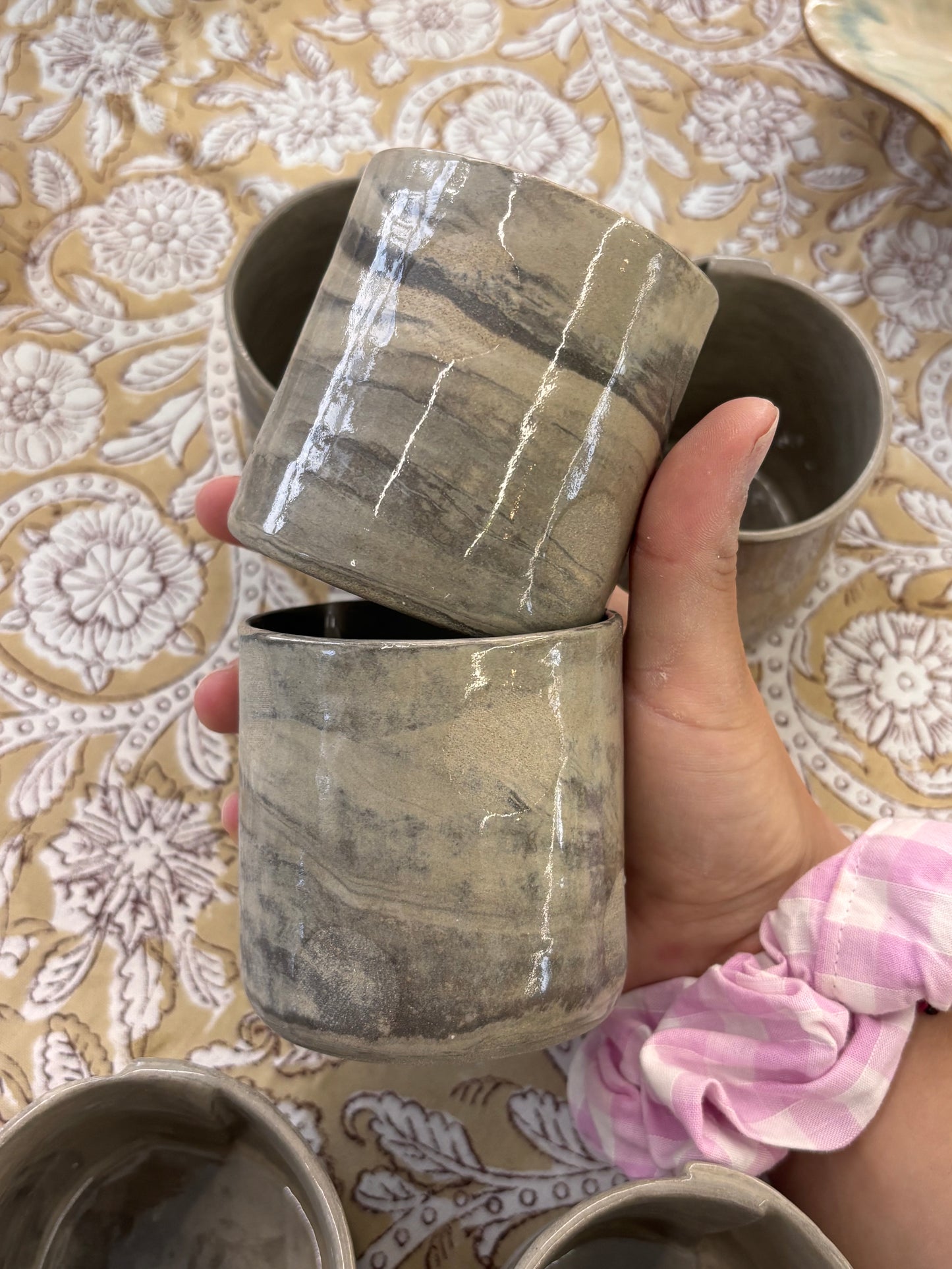 Tasse à café en grès marbrée