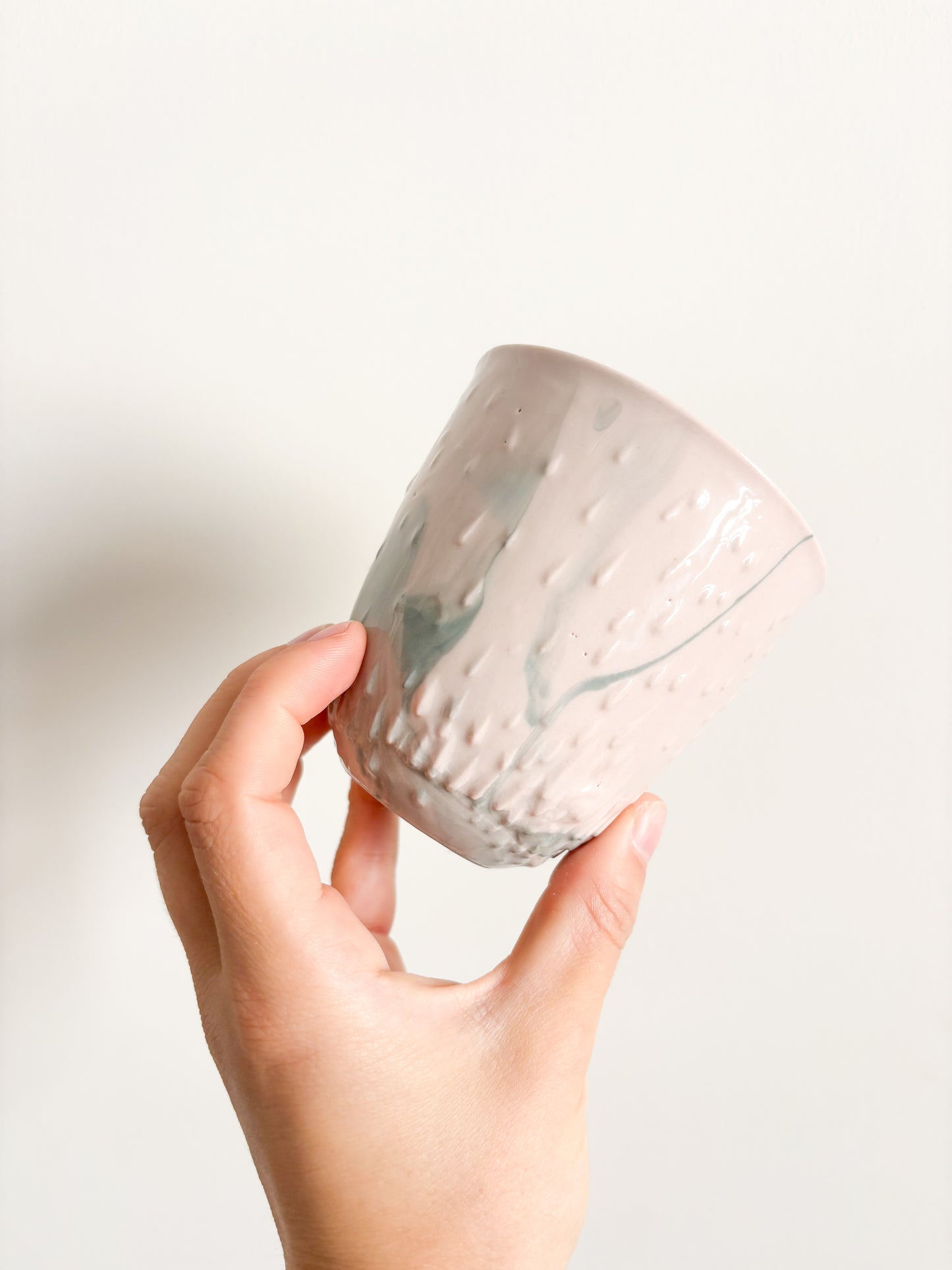 Tasse tactile herisson en porcelaine - Taille M rose et bleu (250ml)