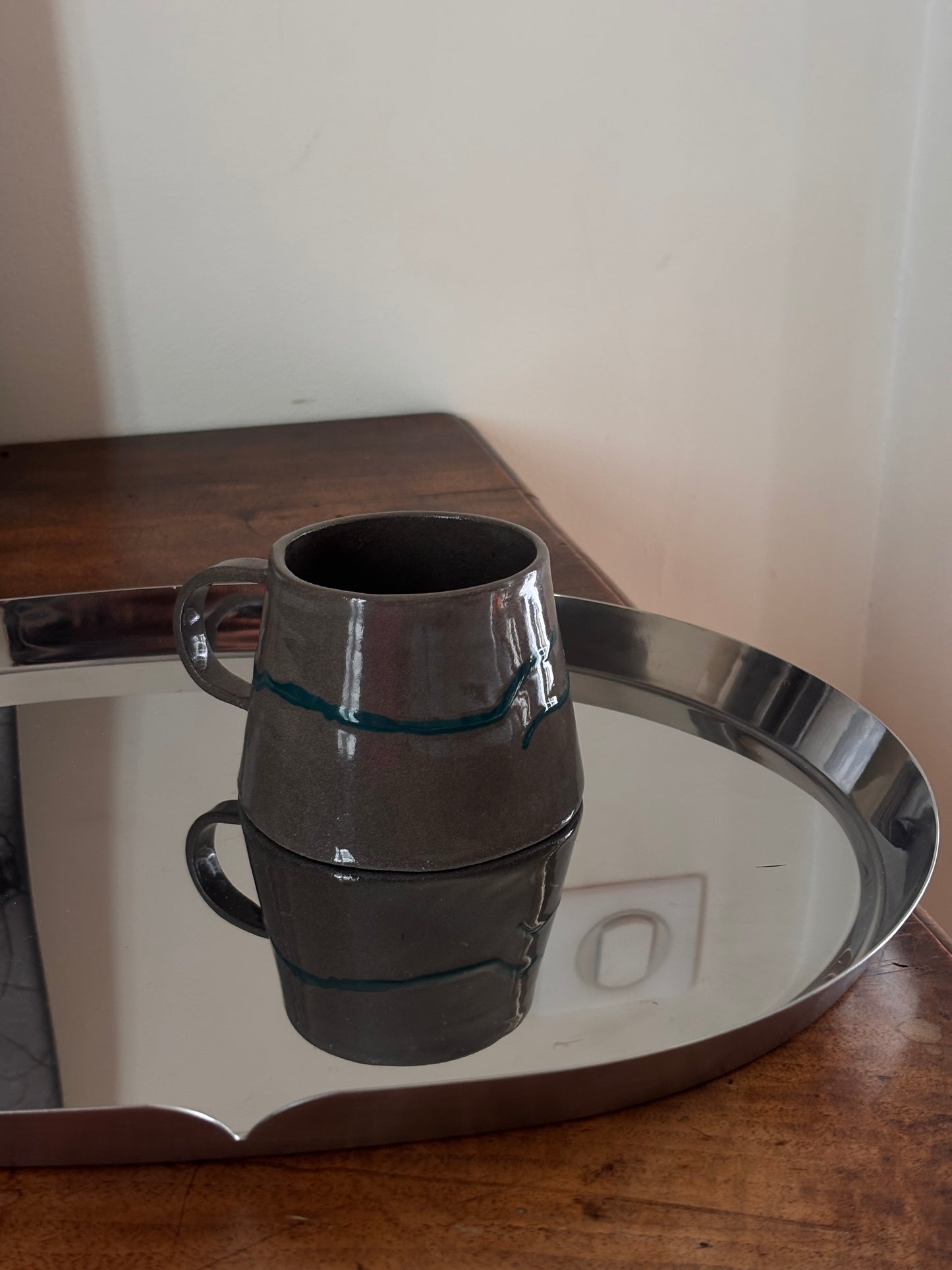 Tasse à café grise et verte