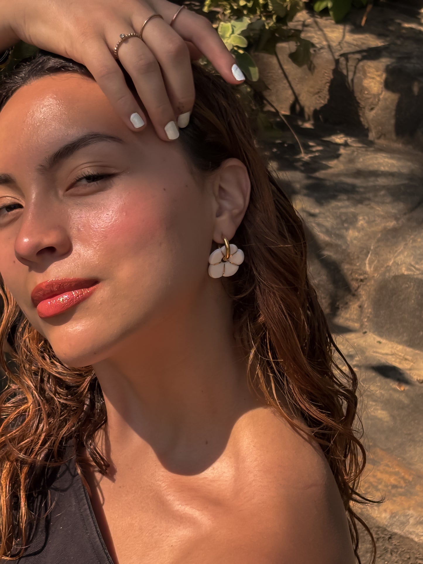 Boucles d’oreilles en porcelaine « Pensée » – Blanche et doré