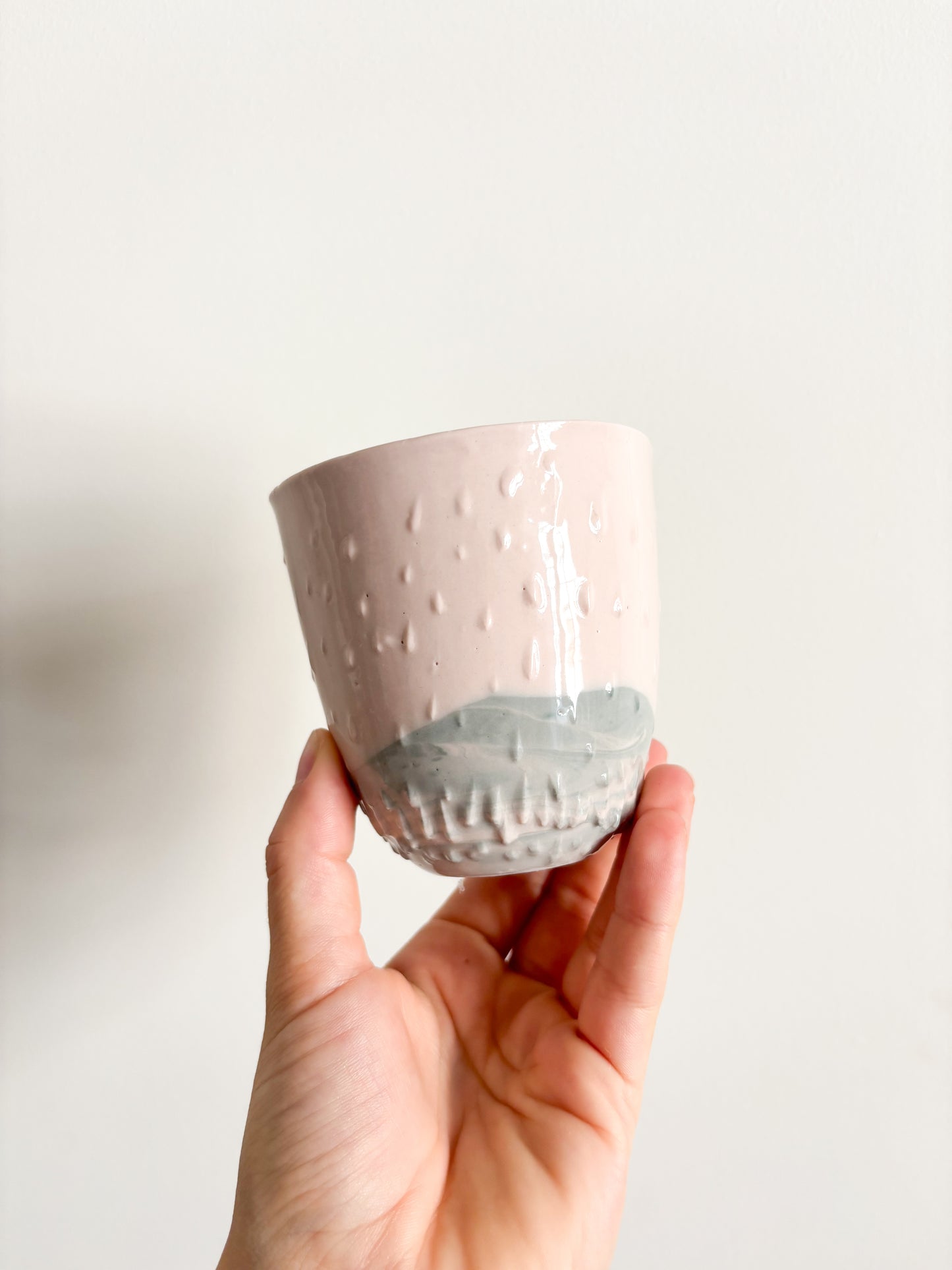 Tasse tactile herisson en porcelaine - Taille M rose et bleu (250ml)