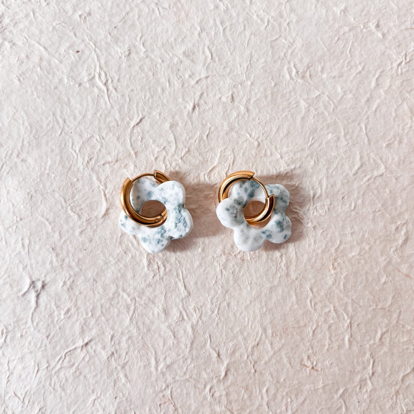 Boucles d’oreilles “Emma” – Porcelaine blanche et bleu canard fleur