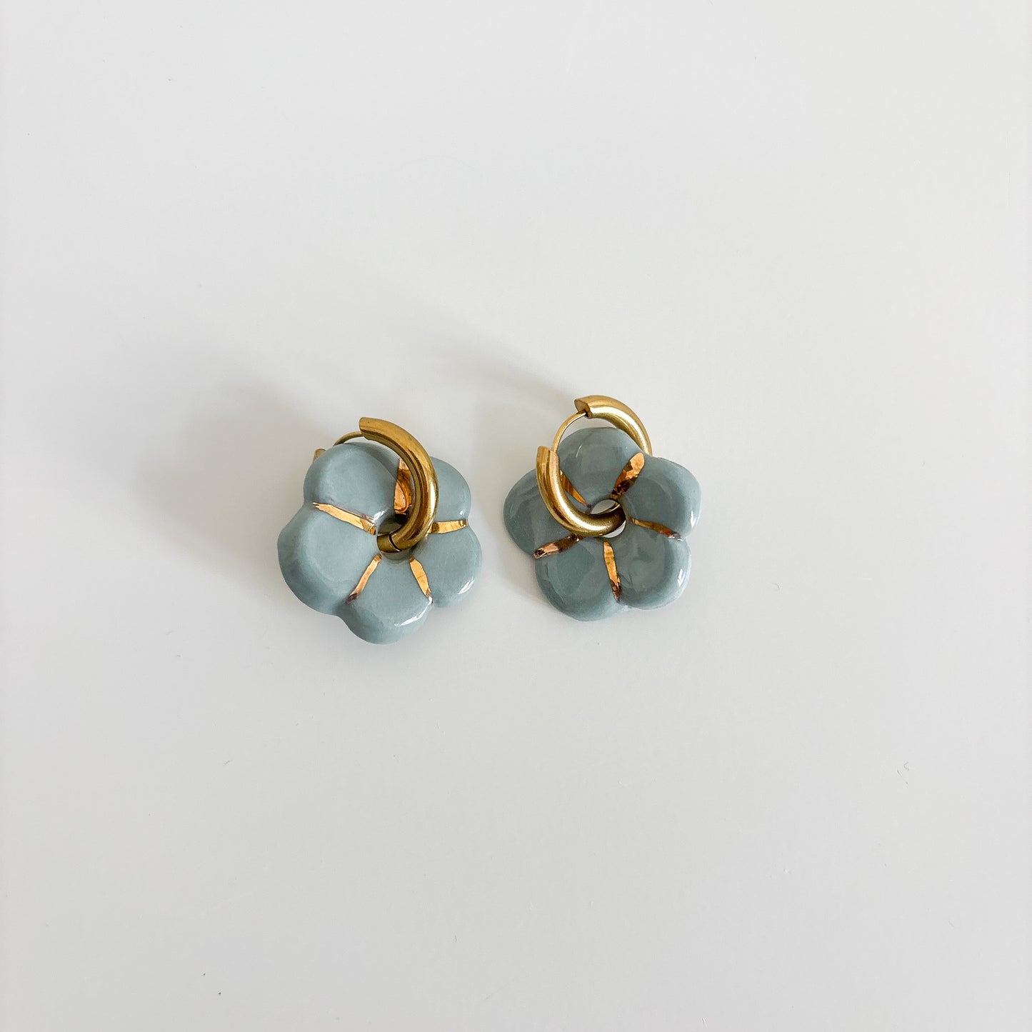 Boucles d’oreilles Pensée en porcelaine dorées à l’or fin