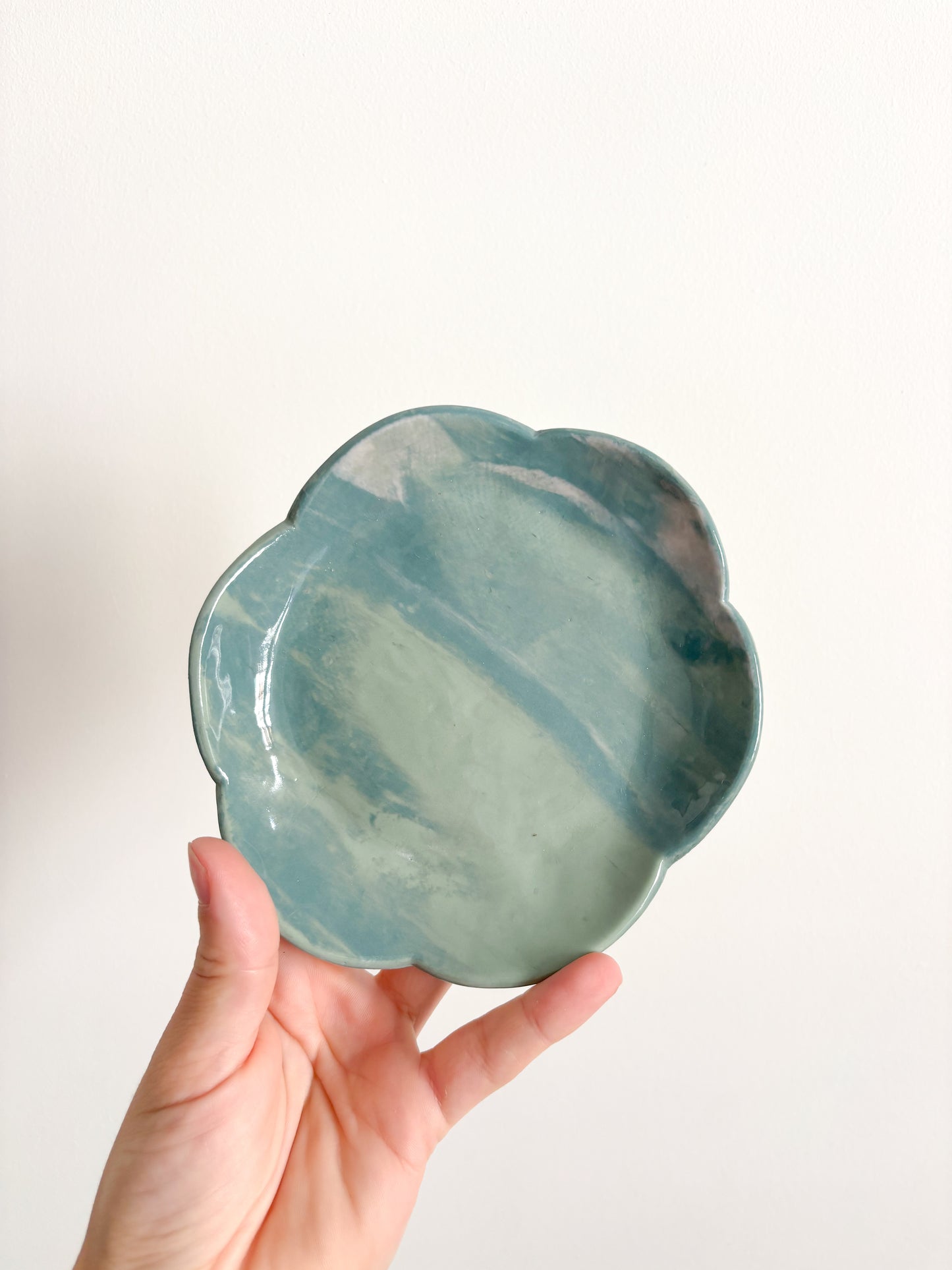 Petite assiette à dessert en porcelaine marbrée n•2