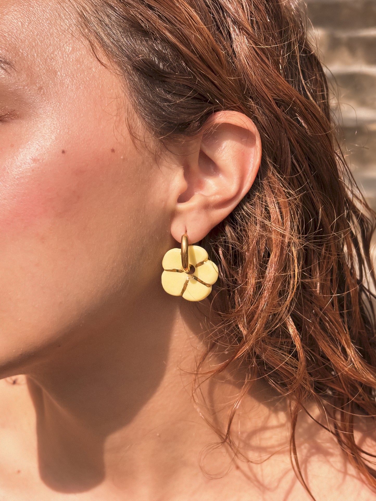 Boucles d’oreilles en porcelaine « Pensée » Jaune et or