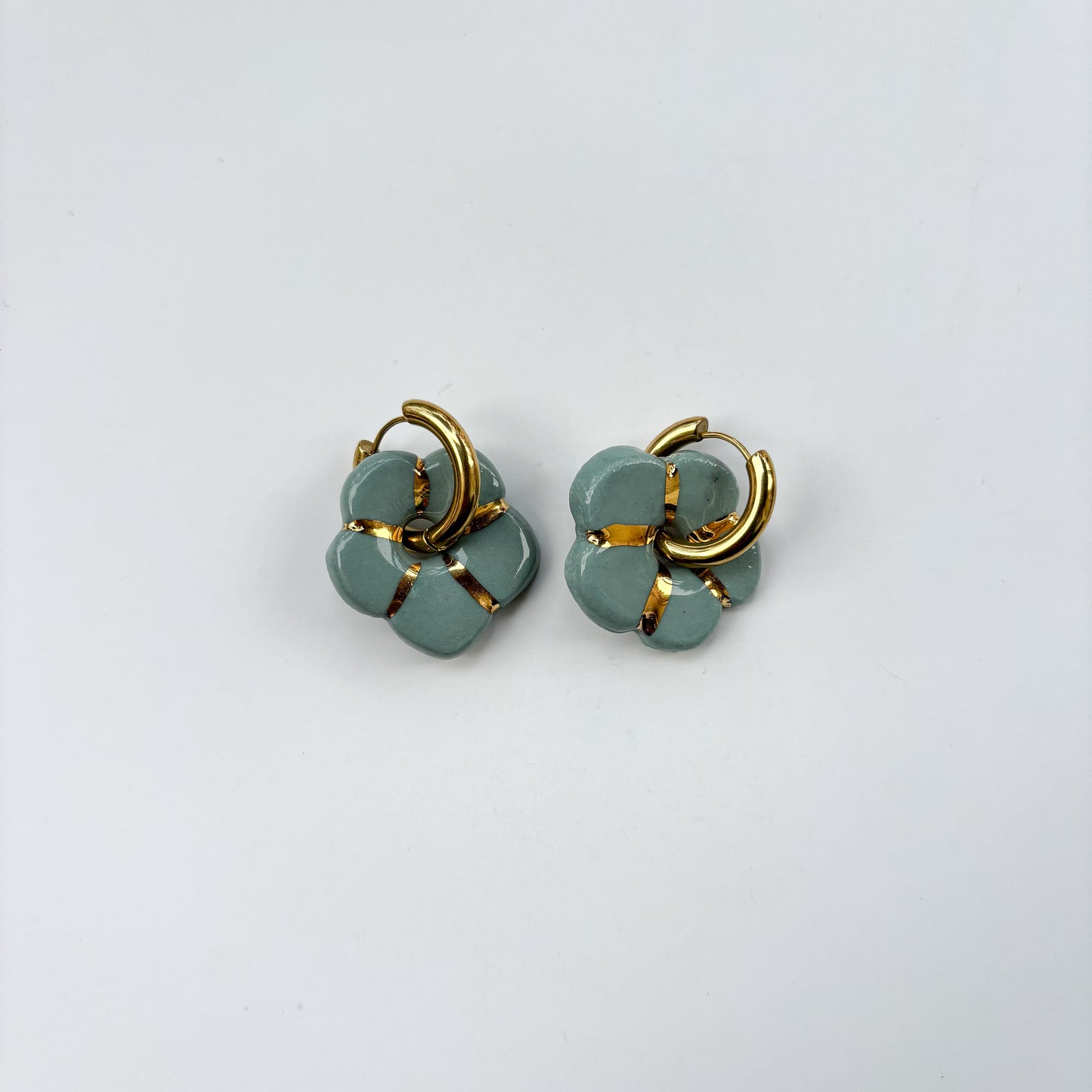 Boucles d’oreilles Pensée en porcelaine dorées à l’or fin