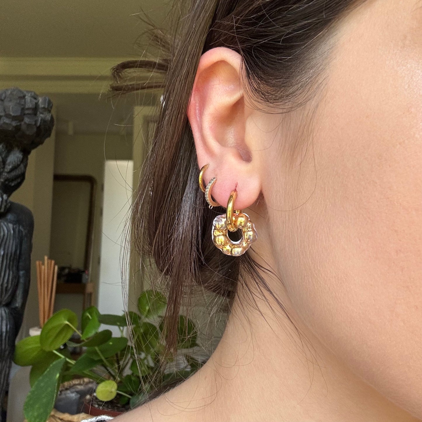 Boucles d’oreilles Violette en porcelaine dorées à l’or fin