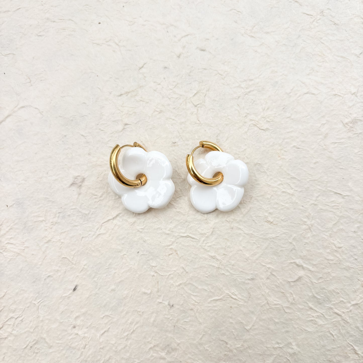 Boucles d’oreilles en porcelaine « Pensée » – Blanche