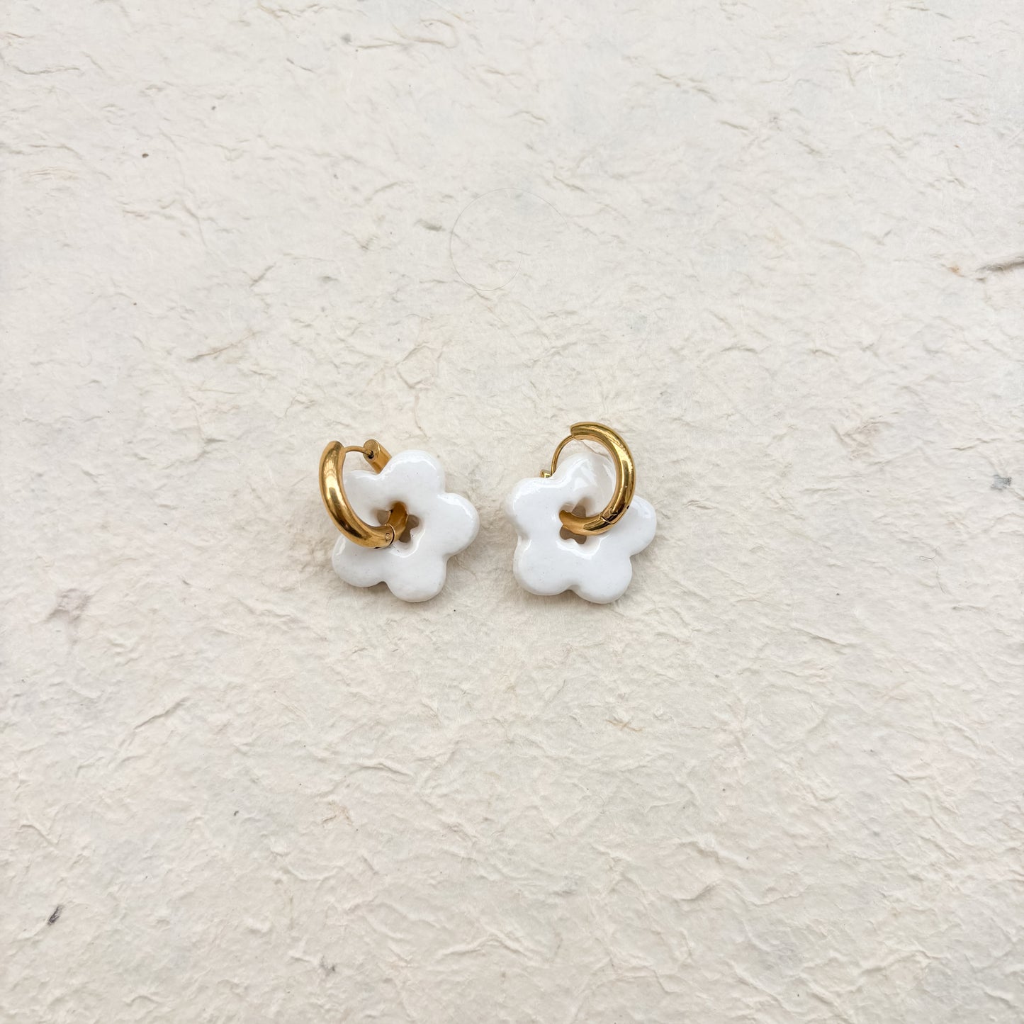 Boucles d’oreilles “Emma” – Porcelaine blanche fleur