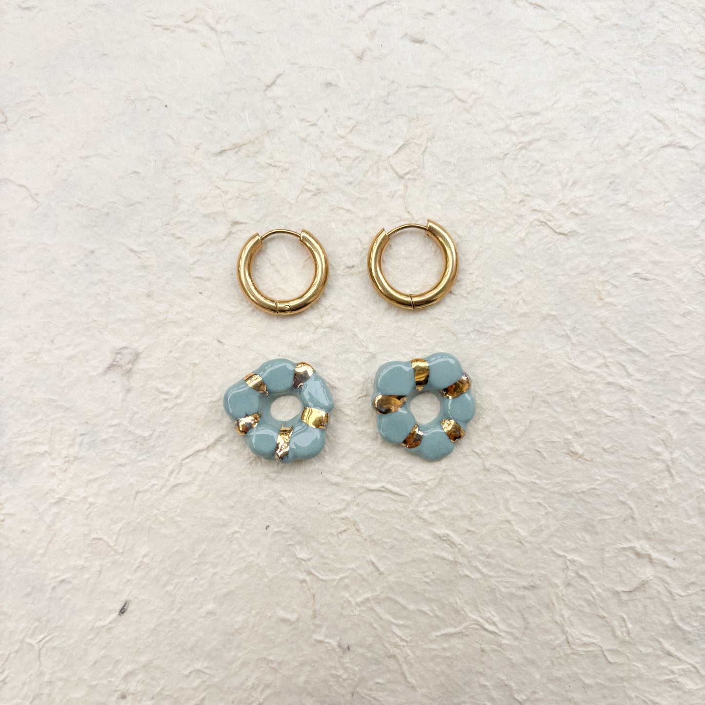 Boucles d’oreilles “Jasmine” – Porcelaine bleu canard dorée à l’or