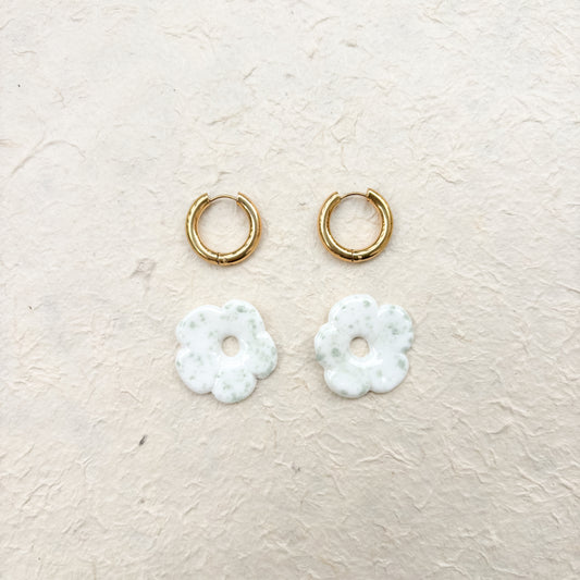 Boucles d’oreilles en porcelaine « Pensée » – Terrazo blanche et verte
