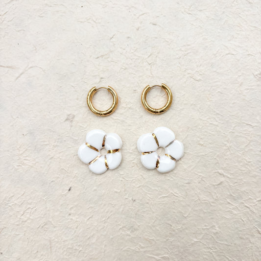 Boucles d’oreilles en porcelaine « Pensée » – Blanche et doré
