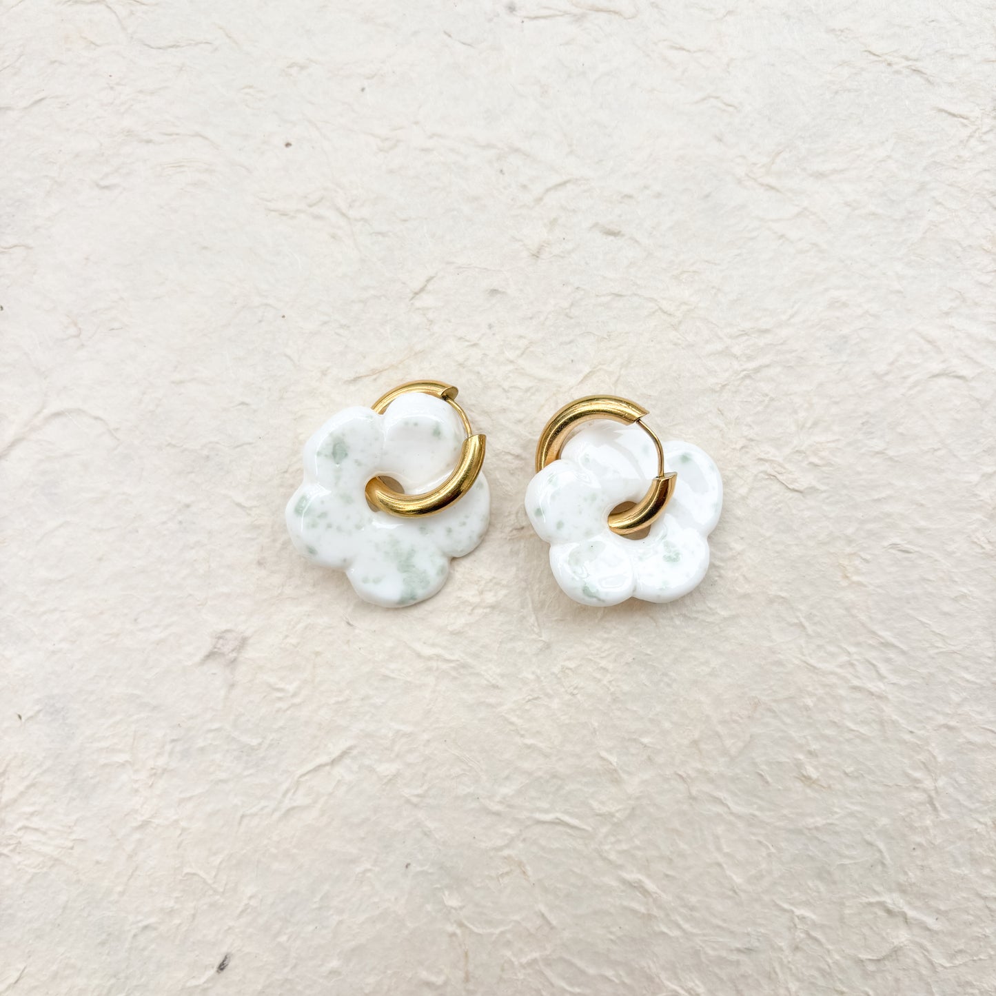 Boucles d’oreilles en porcelaine « Pensée » – Terrazo blanche et verte