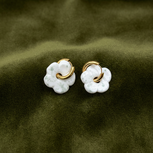 Boucles d’oreilles en porcelaine « Pensée » – Terrazo blanche et verte