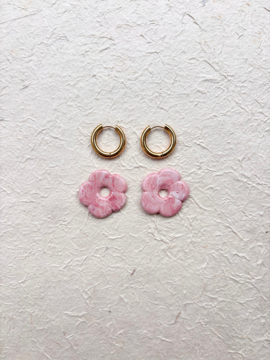 Boucles d’oreilles en porcelaine « Pensée » – marbrée rose satiné
