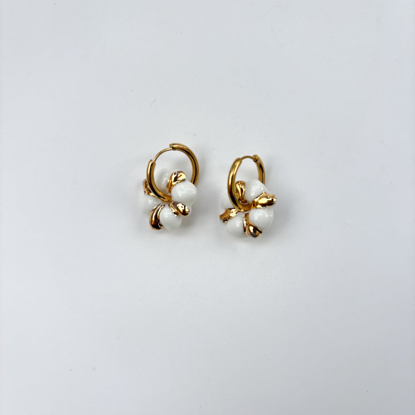Boucles d’oreilles Dahlia en porcelaine dorées à l’or fin