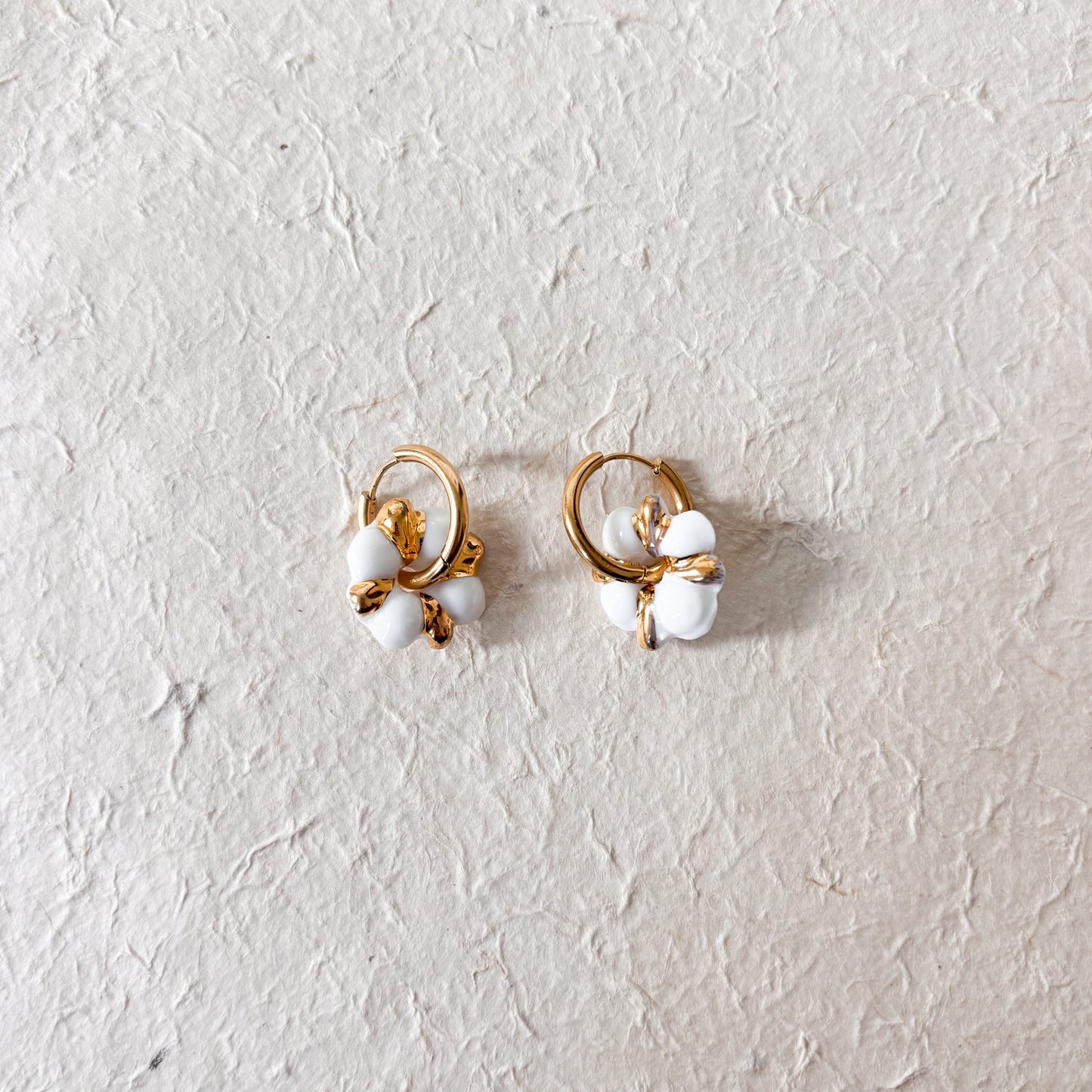 Boucles d’oreilles “Emma” – Porcelaine blanche et or