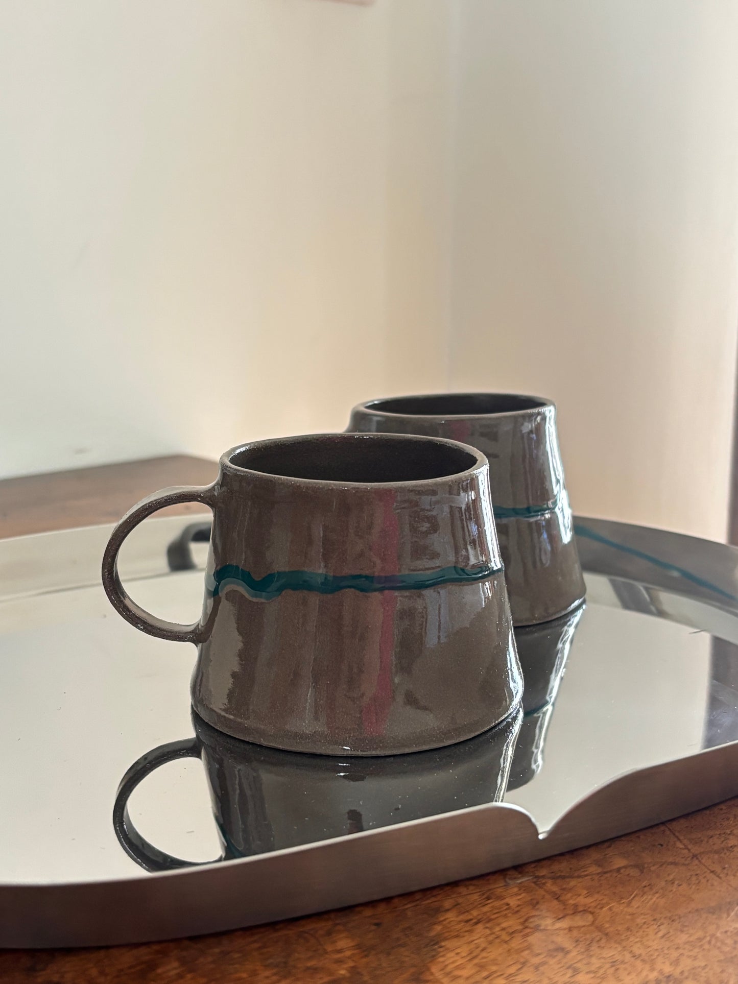 Tasse à café grise et verte