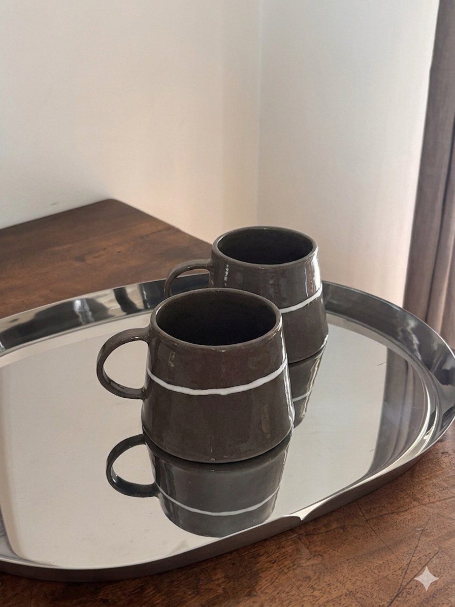 Tasse à café grise et blanche