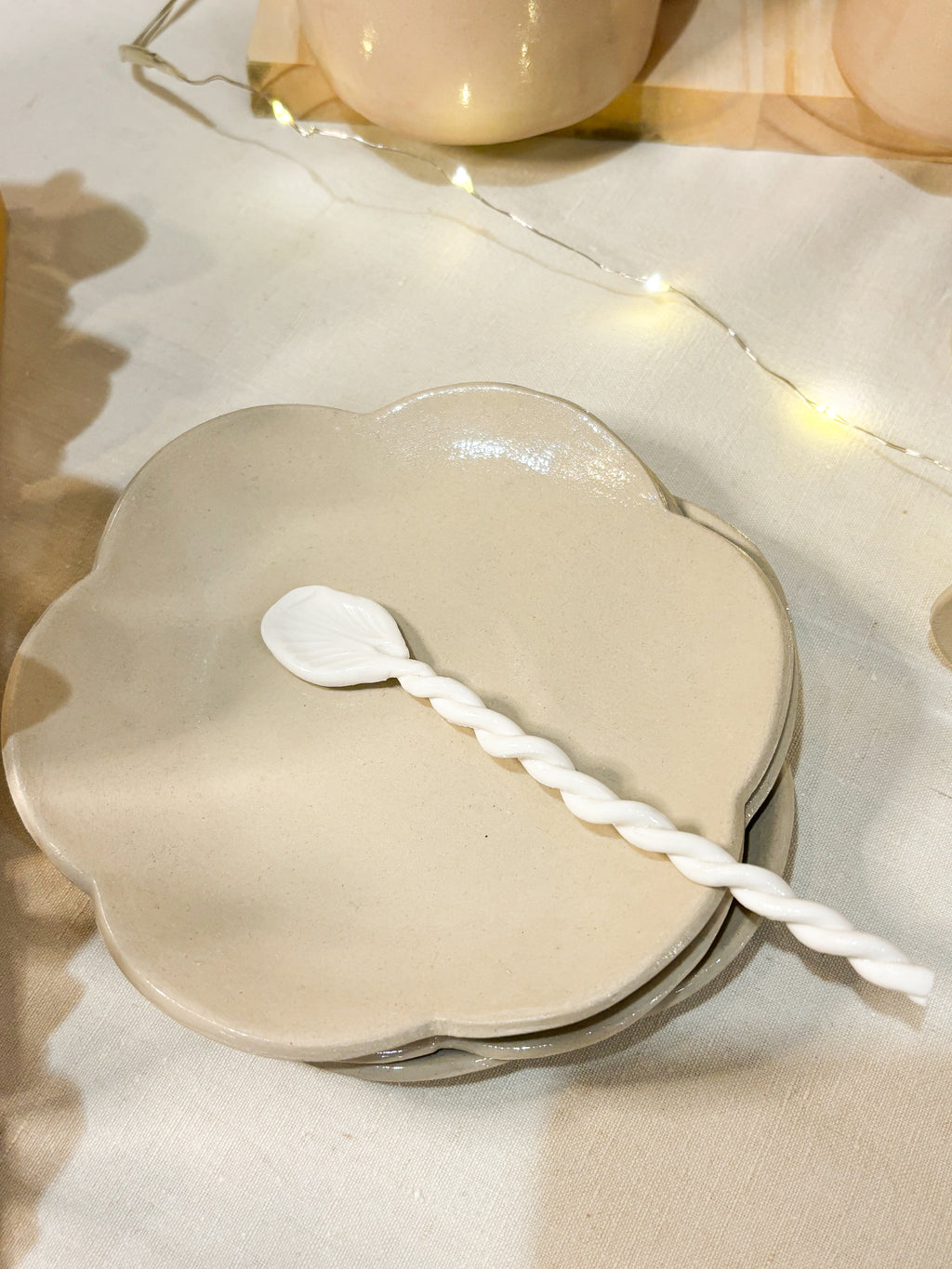 Cuillère en porcelaine – Manche torsadé & motif coquillage