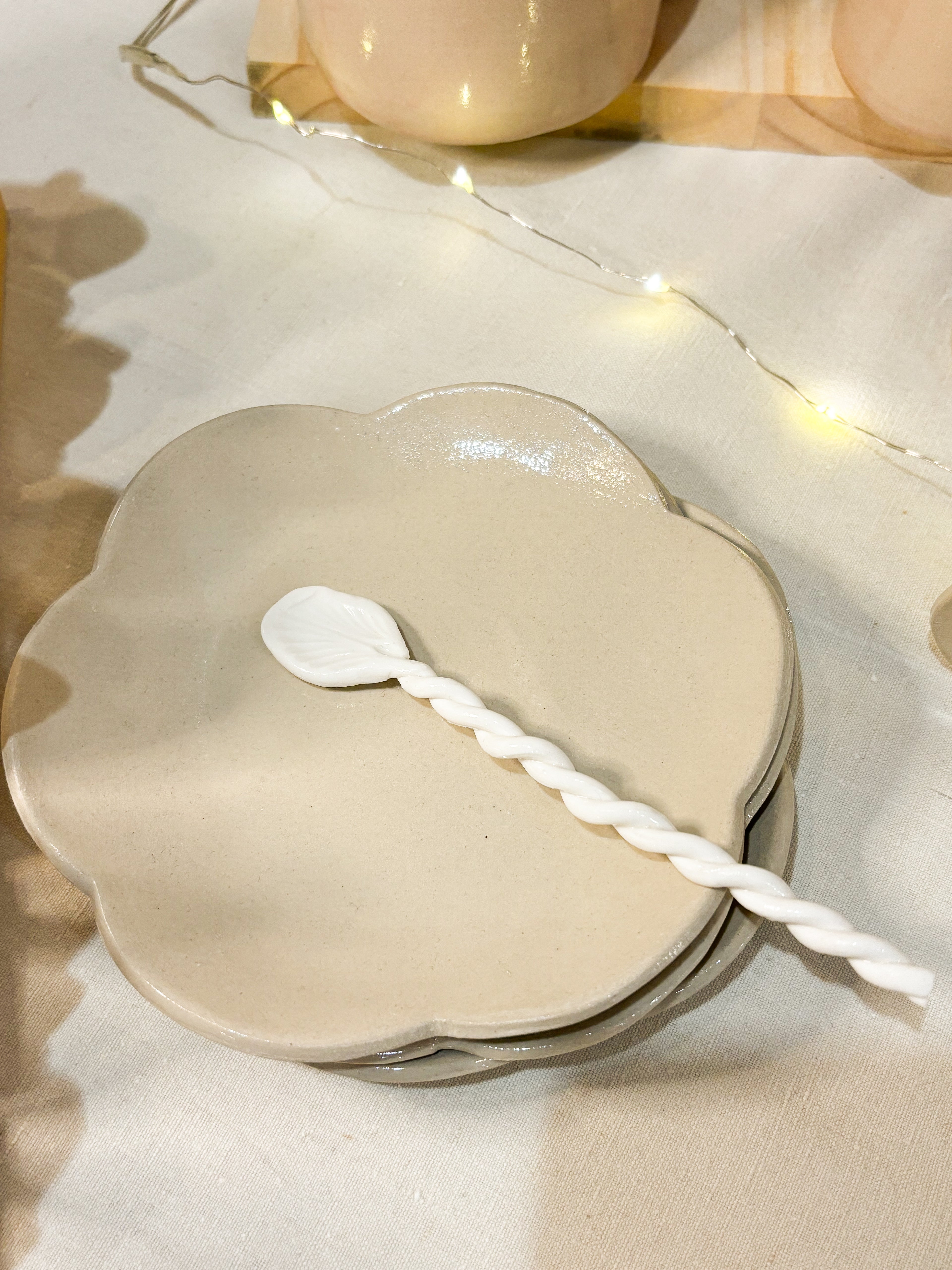 Cuillère en porcelaine – Manche torsadé & motif coquillage