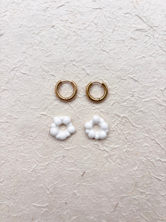 Boucles d’oreilles « Violette » blanche