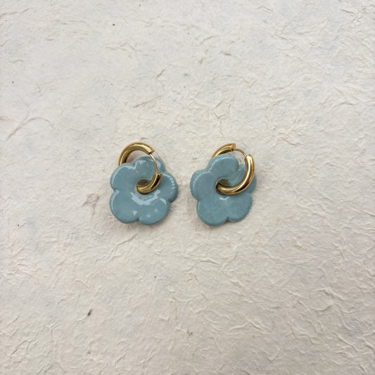 Boucles d’oreilles en porcelaine « Pensée » – bleu gris
