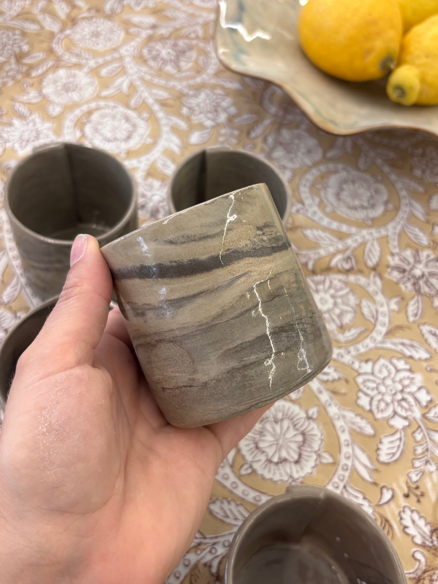 Tasse à café en grès marbrée
