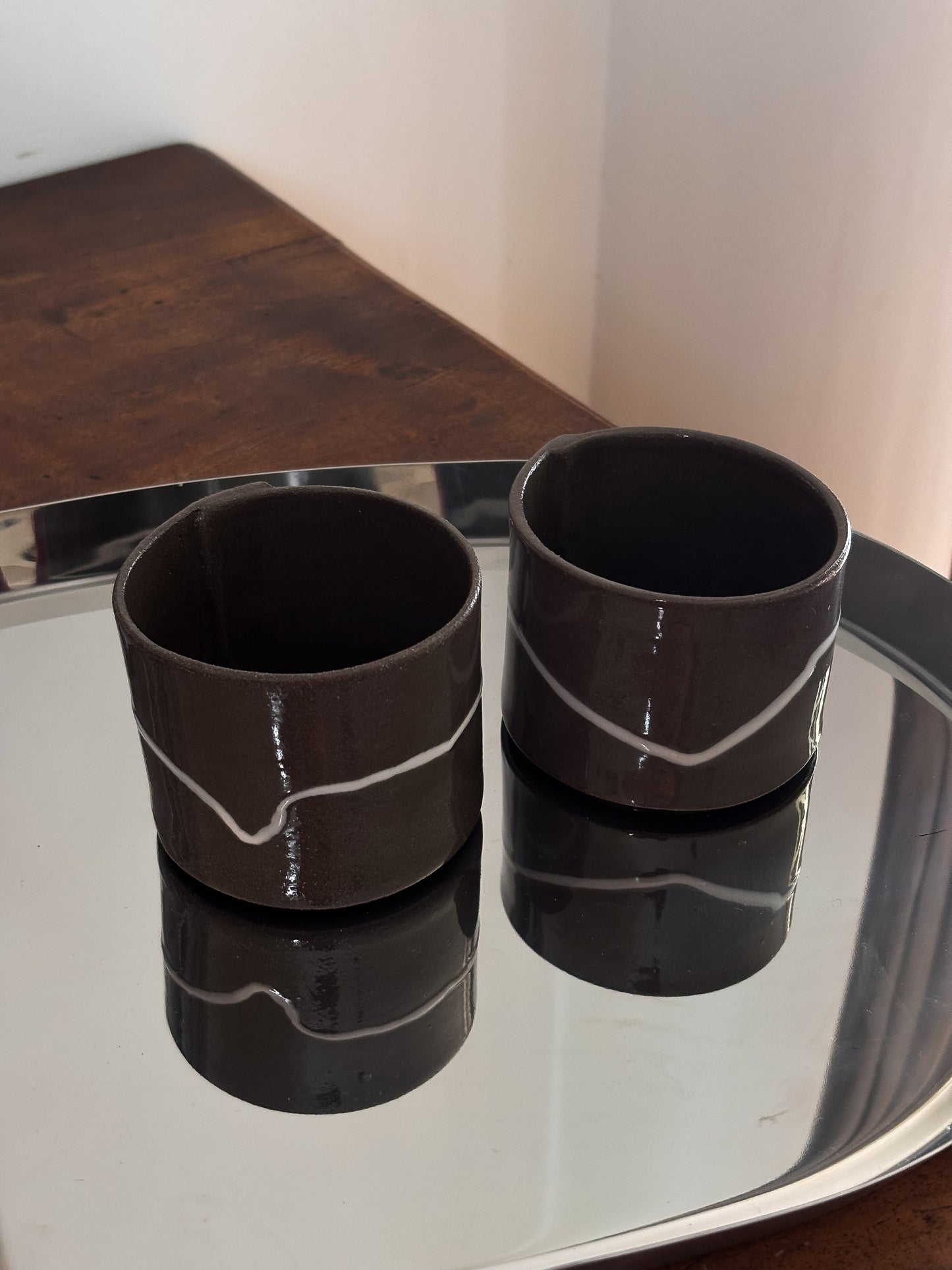 Tasse à café grise et ligne continue