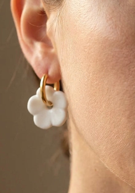 Boucles d’oreilles en porcelaine « Pensée » – Blanche
