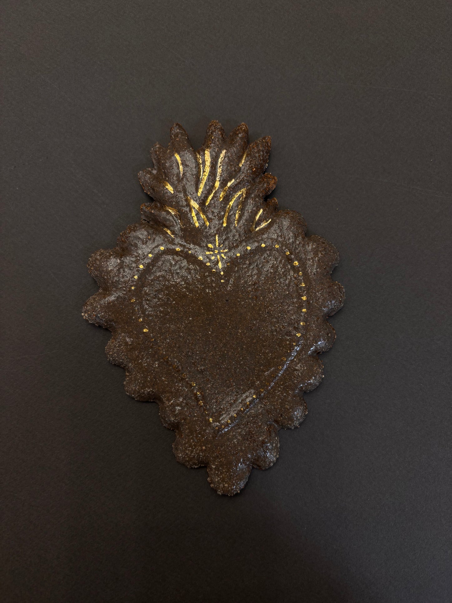 Ex-voto en céramique et or