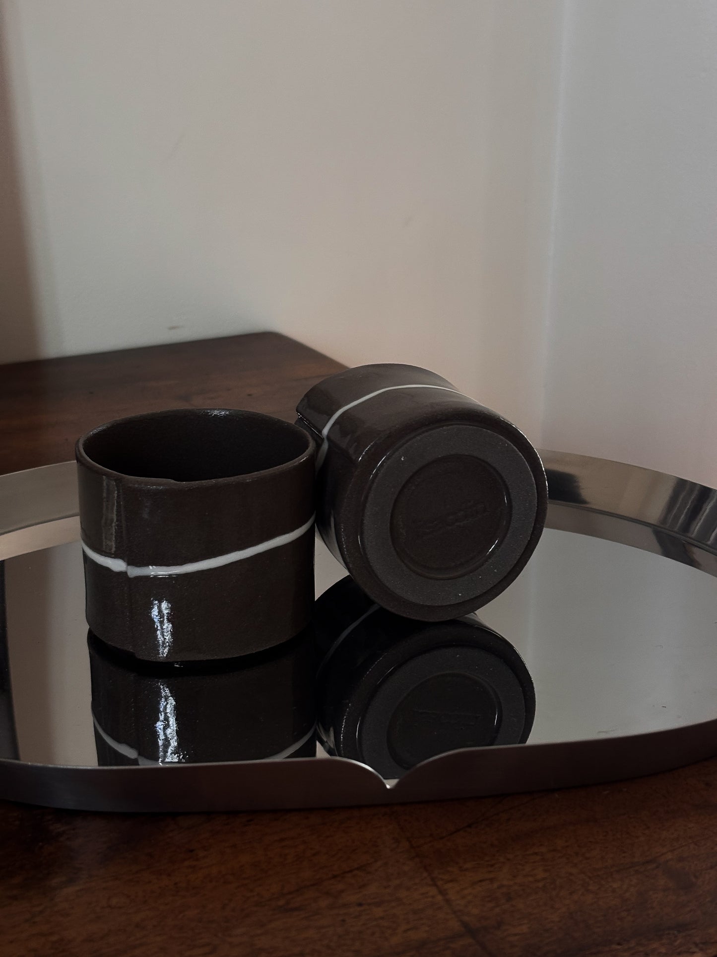 Tasse à café grise et ligne brisée
