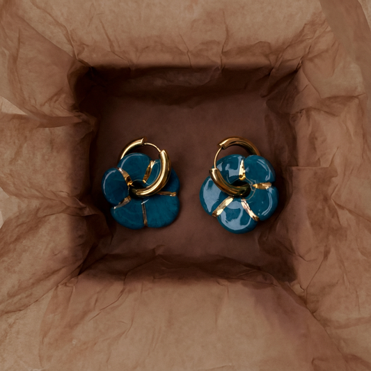 Boucles d’oreilles en porcelaine « Pensée » – Bleu Intense et doré