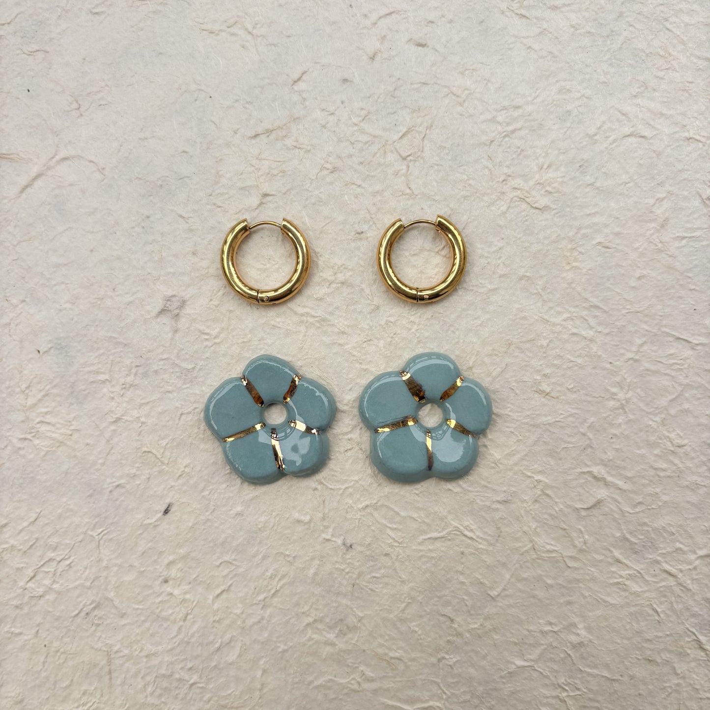 Boucles d’oreilles en porcelaine « Pensée » – Bleu gris et doré