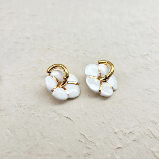Boucles d’oreilles en porcelaine « Pensée » – Blanche et doré