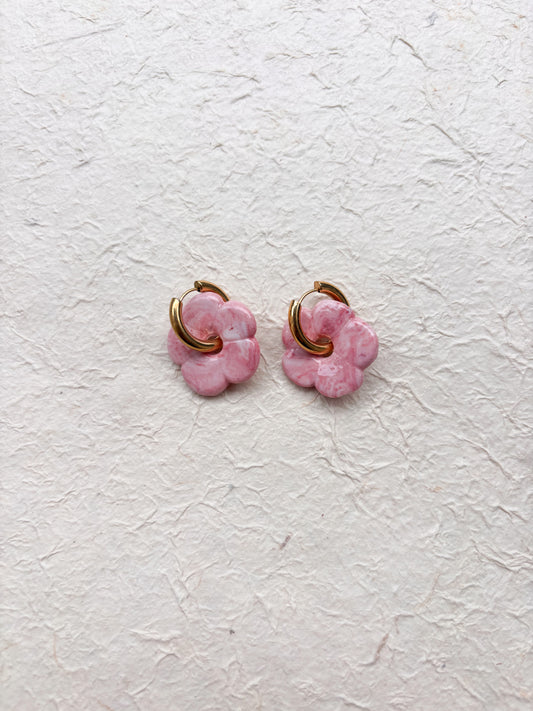 Boucles d’oreilles en porcelaine « Pensée » – marbrée rose satiné