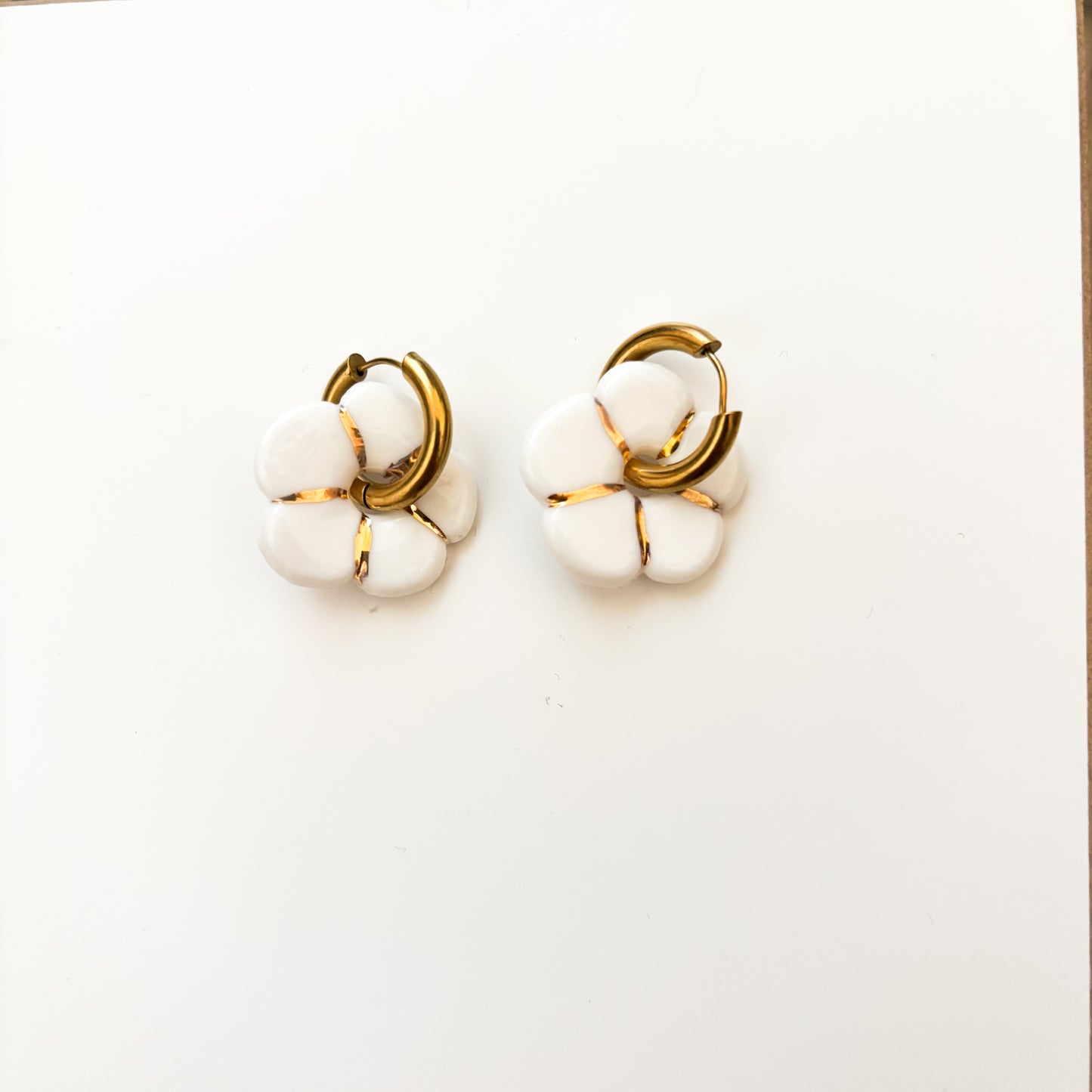 Boucles d’oreilles blanche or Pensée