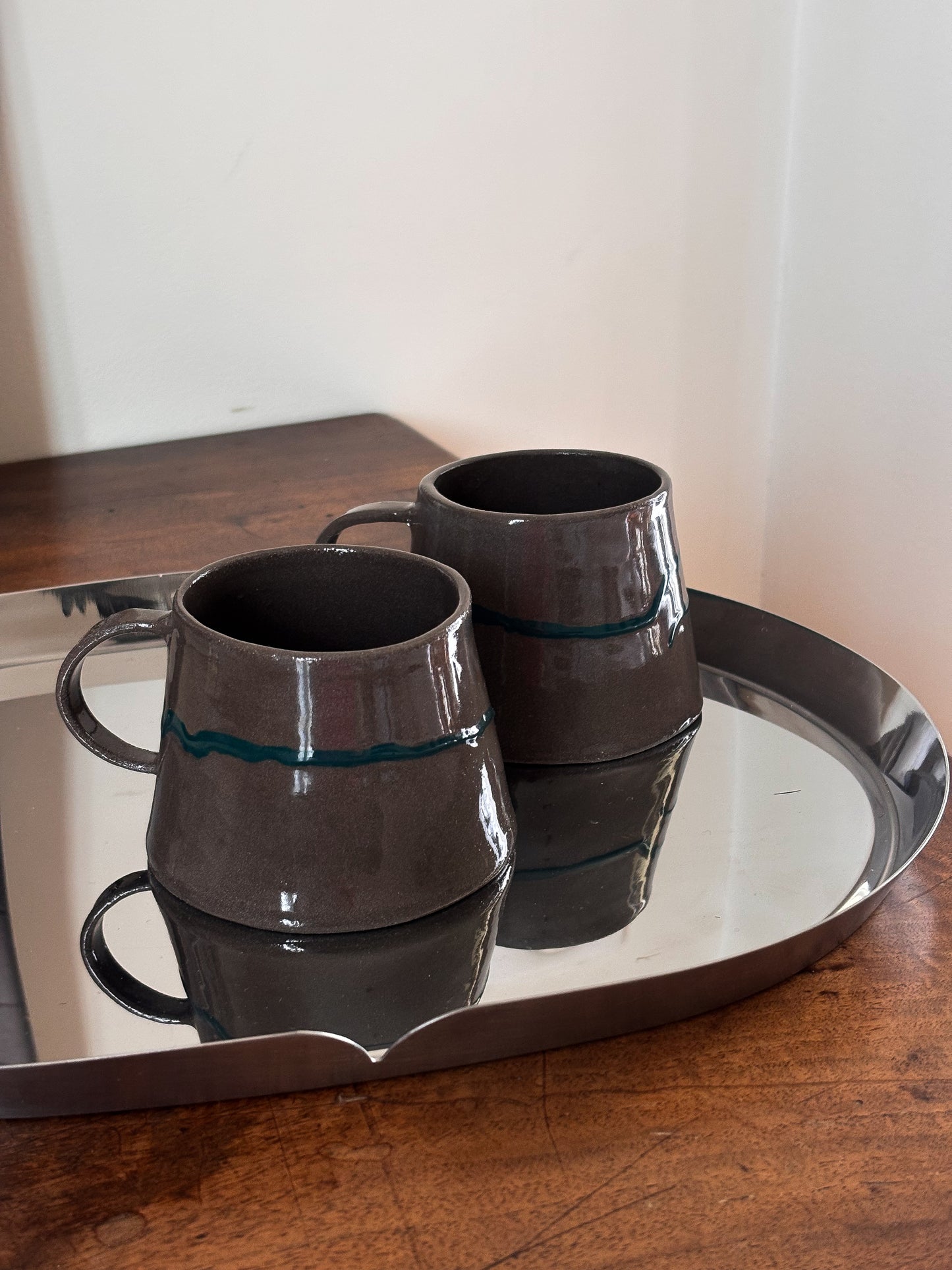Tasse à café grise et verte
