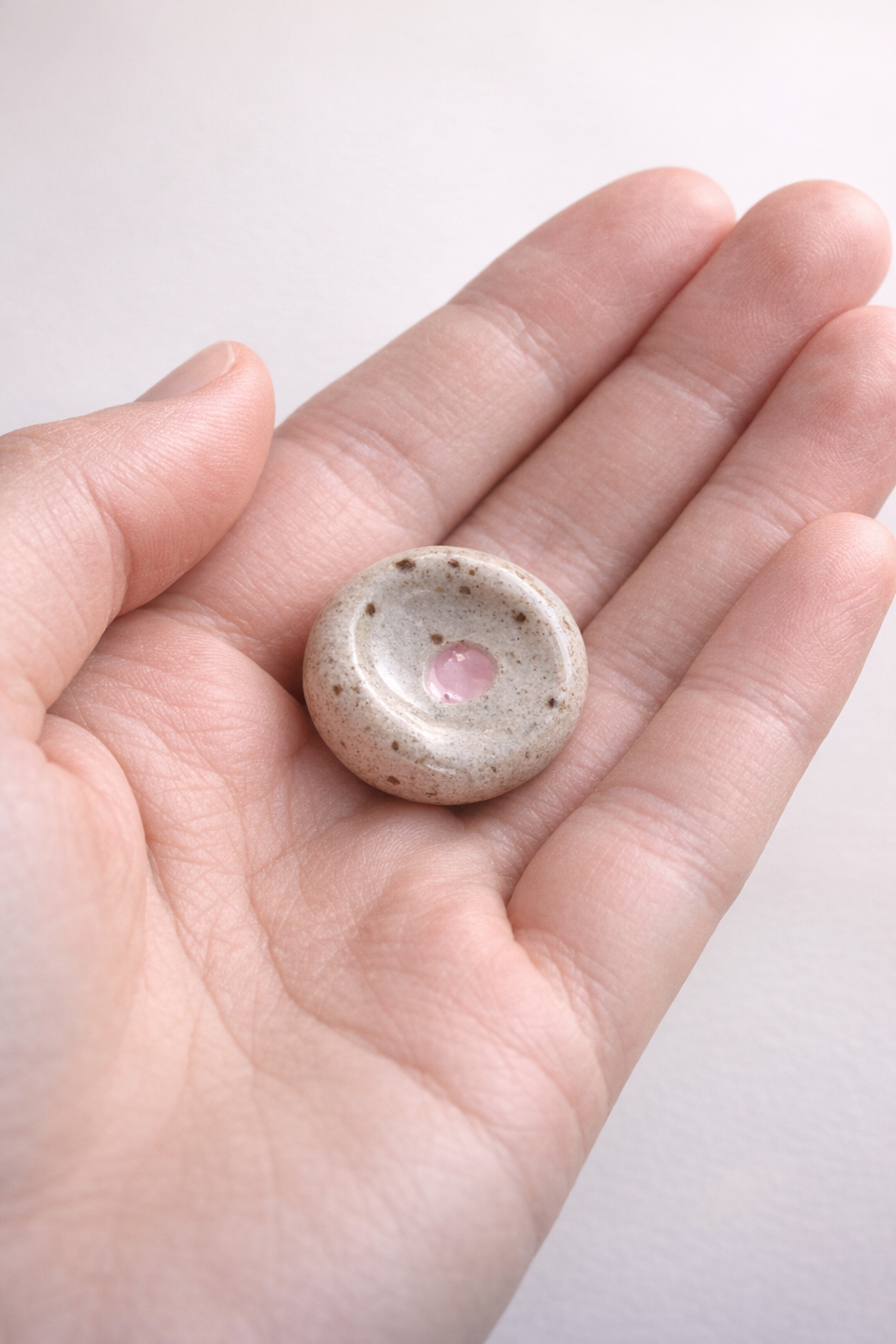 Worry Stone en Grès et Porcelaine rose