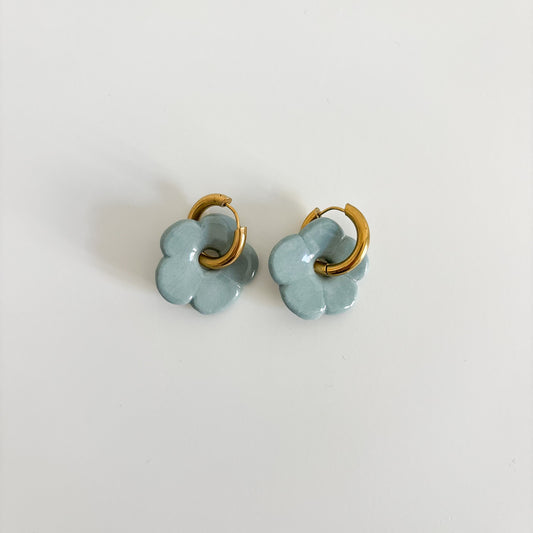 Boucles d’oreilles en porcelaine « Pensée » – bleu gris