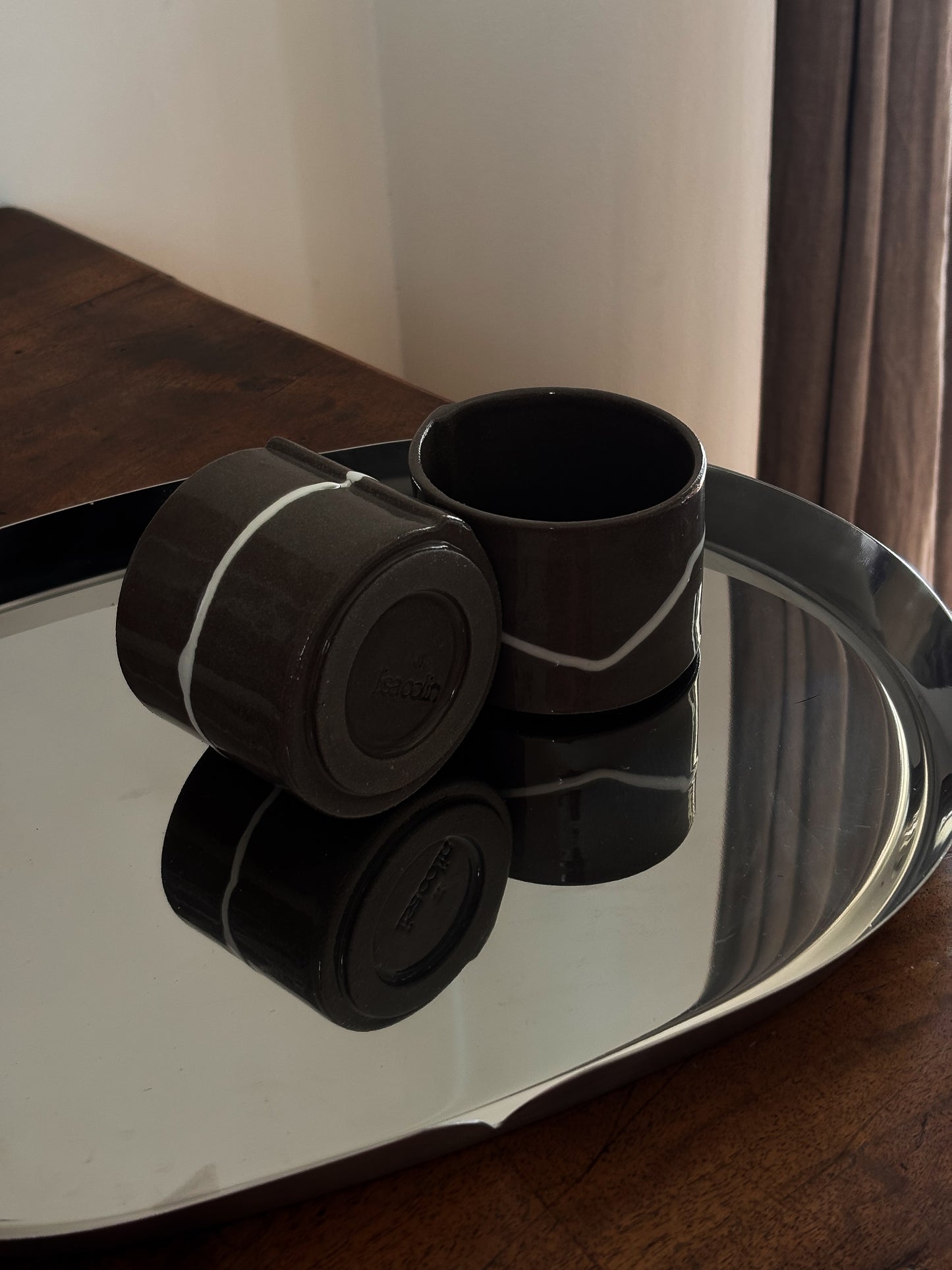 Tasse à café grise et ligne continue
