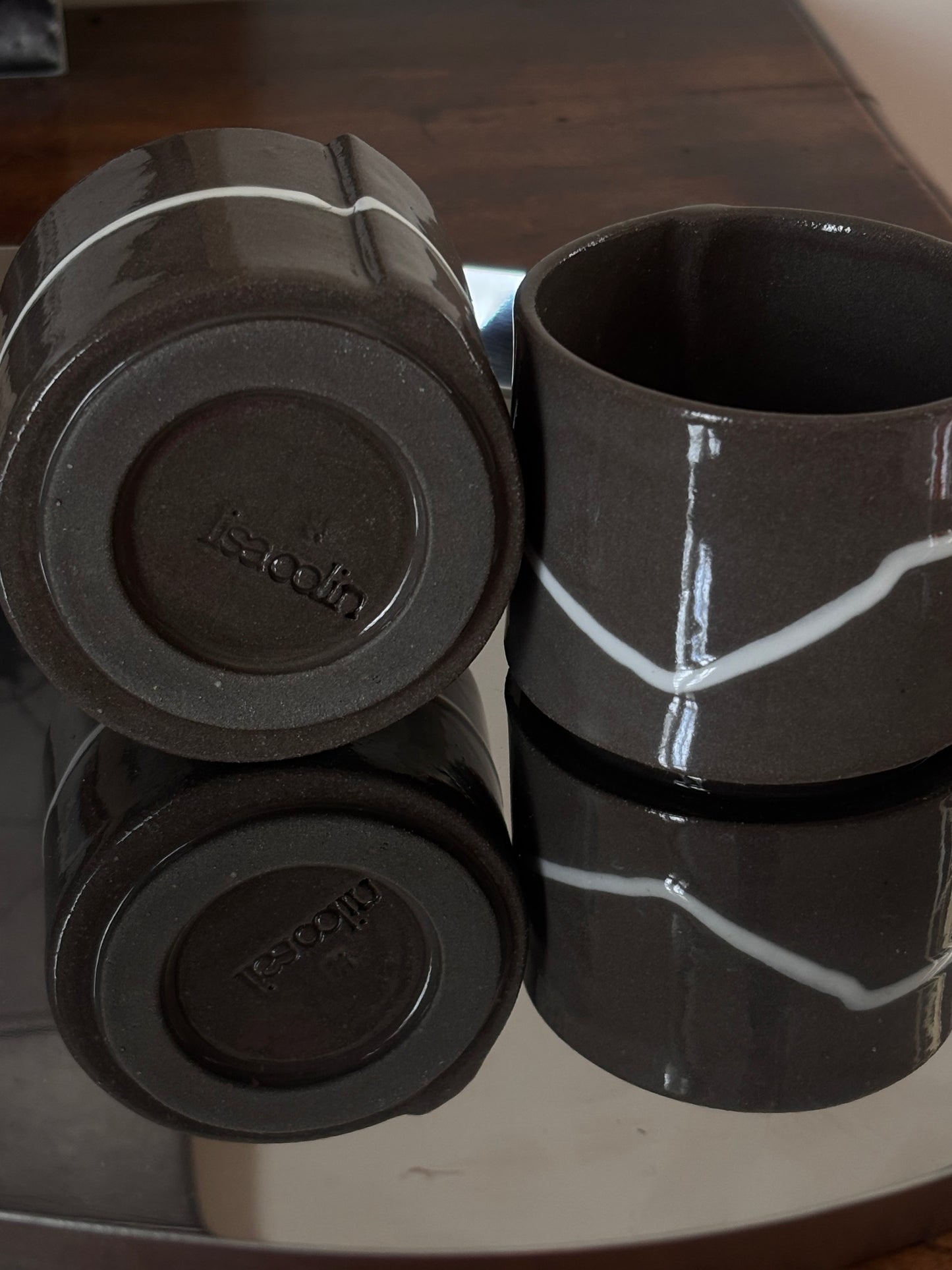 Tasse à café grise et ligne continue