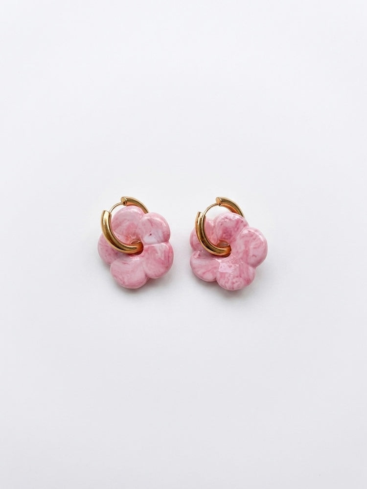 Boucles d’oreilles en porcelaine « Pensée » – marbrée rose satiné