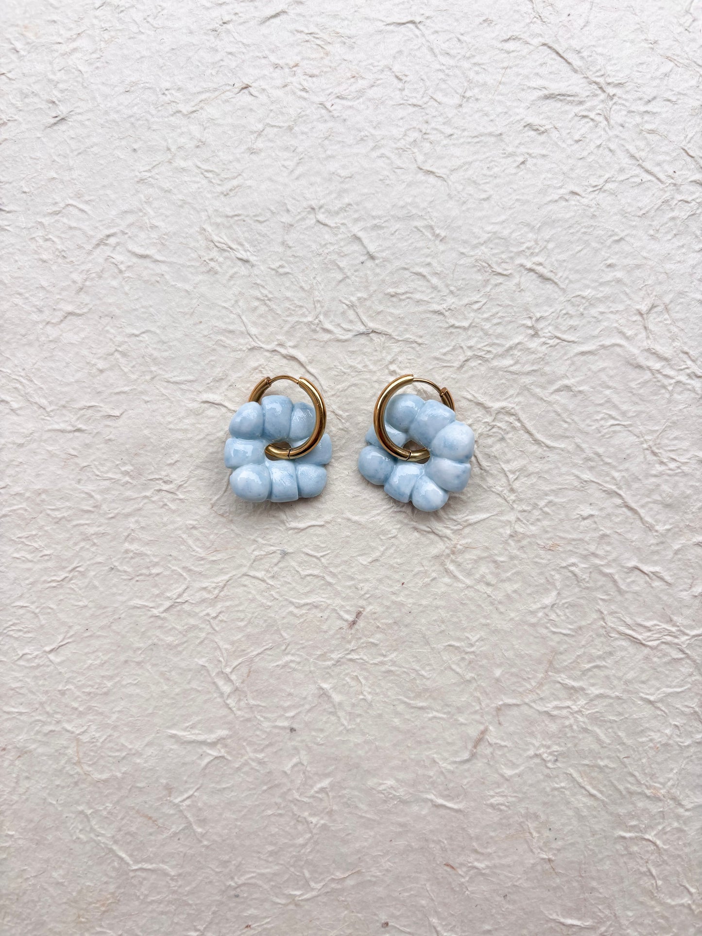 Boucle d’oreille « Francoise » bleu marbrée satinée