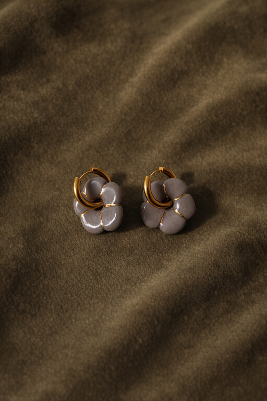 Boucles d’oreilles en porcelaine « Pensée » – Moka et ligne or